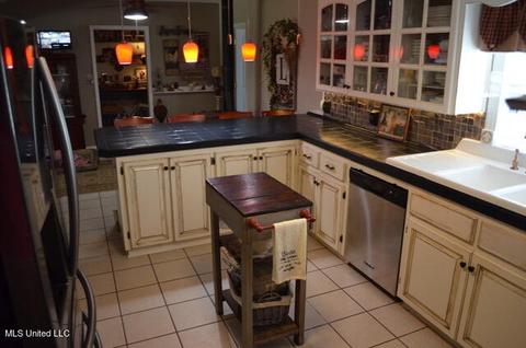 5909 Pinecrest Dr, Moss Point, MS 39562 photo 5
