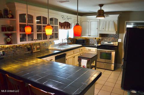 5909 Pinecrest Dr, Moss Point, MS 39562 photo 3