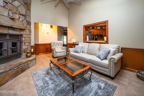 562 S Deerfield Dr, Canton, MS 39046 photo 4