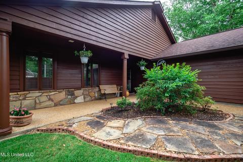562 S Deerfield Dr, Canton, MS 39046 photo 2