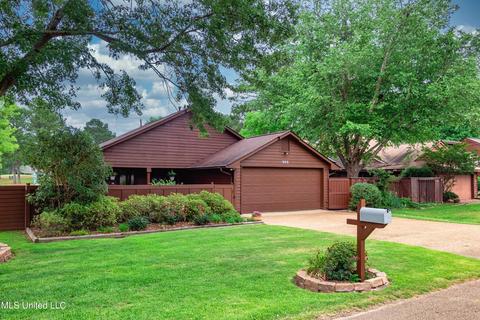 562 S Deerfield Dr, Canton, MS 39046 photo 1