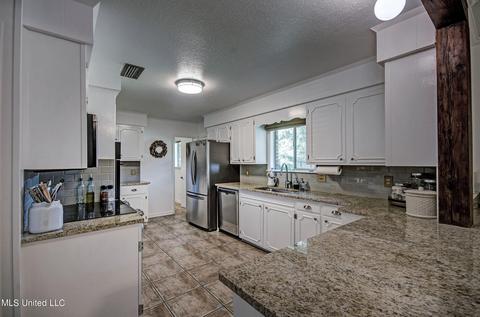 1023 Briarfield Rd, Jackson, MS 39211 photo 8