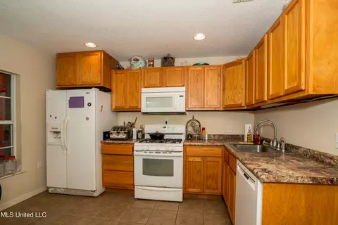 Kitchen - 20168 Lovers Ln, Long Beach, MS 39560 photo 4 of 4