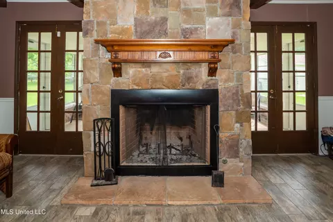 Living - 20168 Lovers Ln, Long Beach, MS 39560 photo 2 of 4