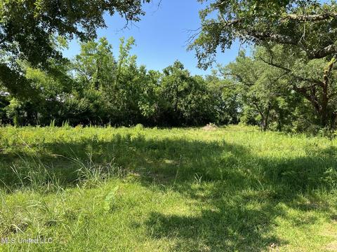 421 Waveland Ave, Waveland, MS 39576
