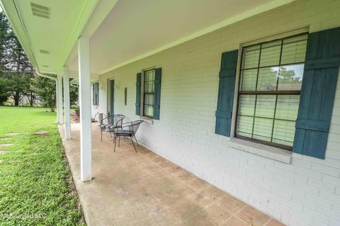 155 Terry Cv, Florence, MS 39073 photo 2