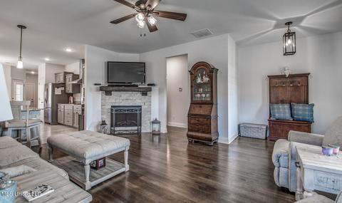 4940 E Margarette Cir, Olive Branch, MS 38654 photo 8
