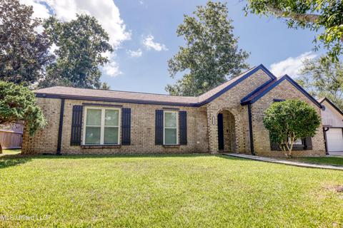 121 Shadowlawn Ave, Pass Christian, MS 39571