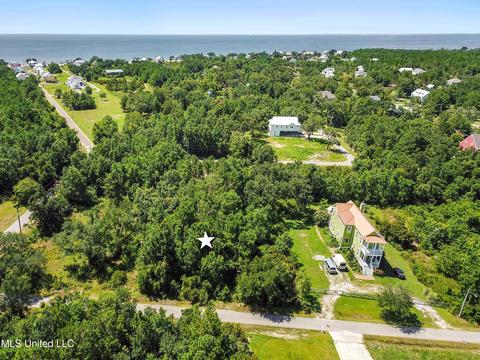 303 Roberts St, Waveland, MS 39576