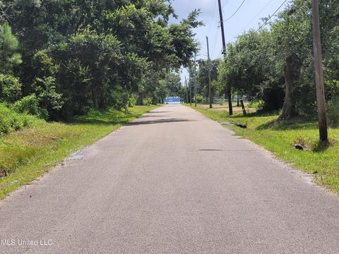 127 Julia St, Bay Saint Louis, MS 39520