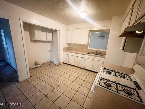 4100 Delmar Cir, Moss Point, MS 39563 photo 6