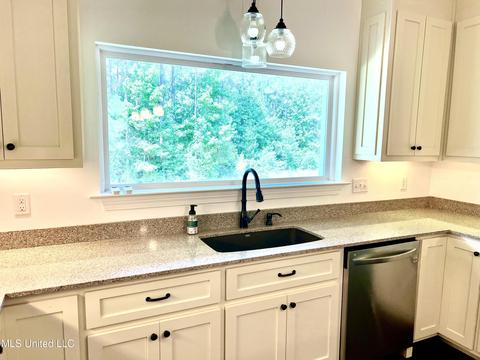 2190 Les Reeves Rd, Moss Point, MS 39562 photo 9