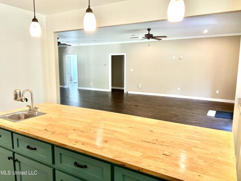 2190 Les Reeves Rd, Moss Point, MS 39562 photo 11