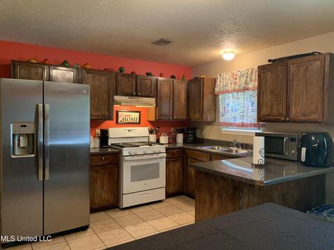 3020 Woodview Dr, Jackson, MS 39212 photo 1