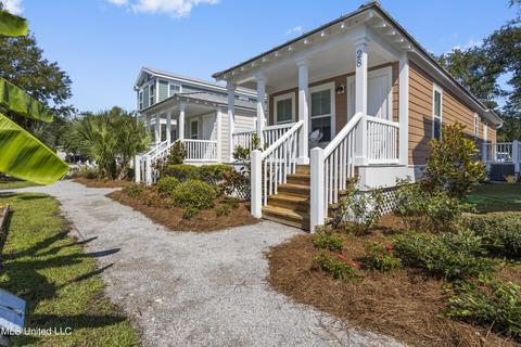 2207 Government St #27, Ocean Springs, MS 39564