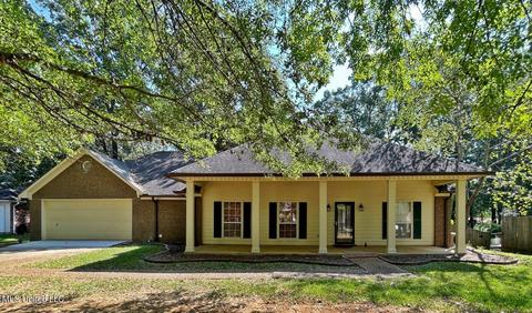 707 Woodridge Pl, Clinton, MS 39056