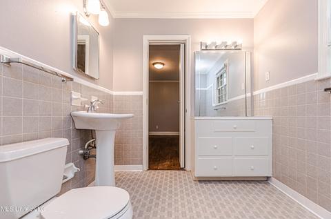 Bath - 1838 Aztec Dr, Jackson, MS 39211 photo 5 of 8