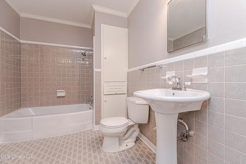 Bath - 1838 Aztec Dr, Jackson, MS 39211 photo 2 of 8