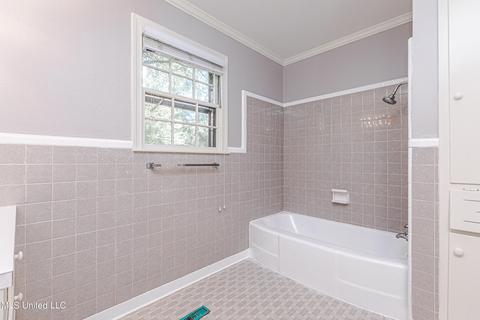Bath - 1838 Aztec Dr, Jackson, MS 39211 photo 3 of 8