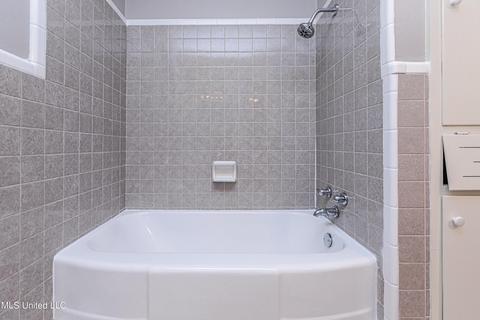Bath - 1838 Aztec Dr, Jackson, MS 39211 photo 4 of 8