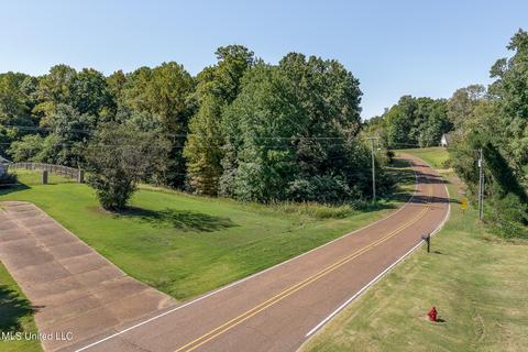 7831 Soaring Oaks Dr, Walls, MS 38680