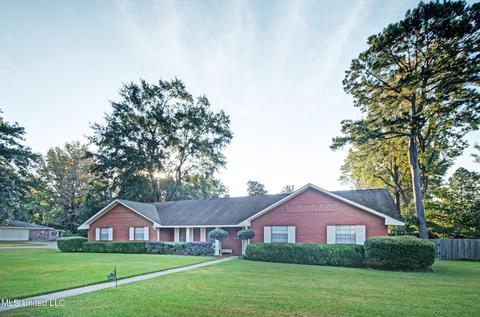1911 Lake Trace Dr, Jackson, MS 39211 photo 1