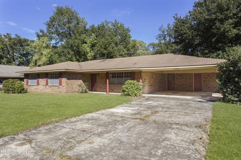 6100 Moreton Pl, Ocean Springs, MS 39564