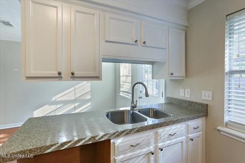 569 Eaglewood Dr, Florence, MS 39073 photo 9