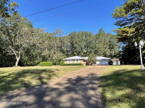 907 W Bond Ave, Wiggins, MS 39577 photo 2