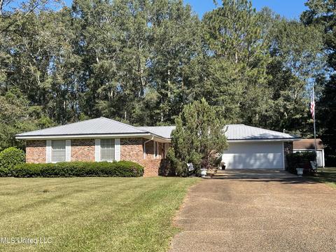 907 W Bond Ave, Wiggins, MS 39577 photo 3