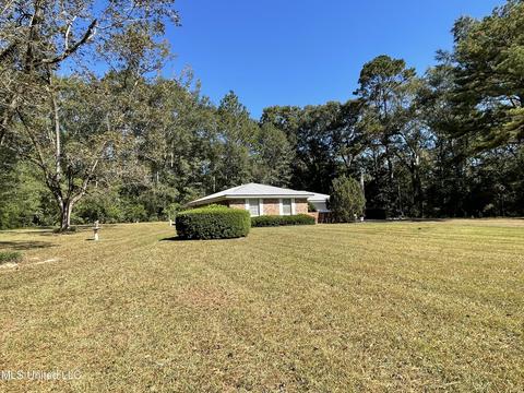 907 W Bond Ave, Wiggins, MS 39577 photo 4