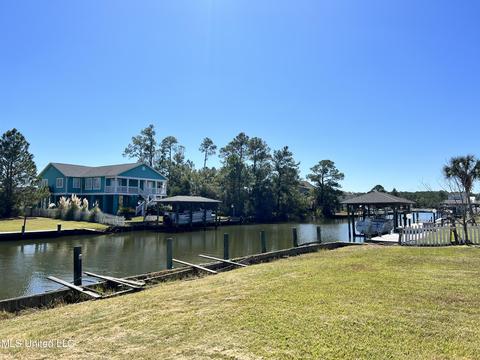101 Locust Ln, Pass Christian, MS 39571