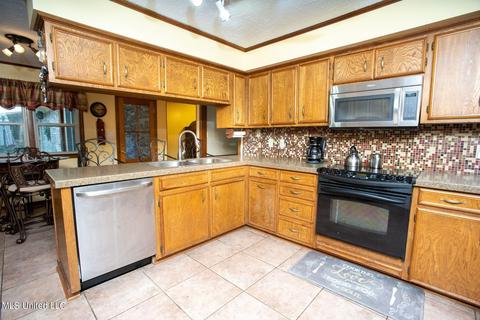 604 S Springlake Cir, Terry, MS 39170 photo 8