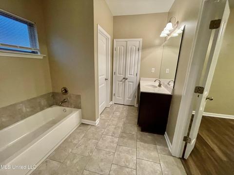 10886 Blake Cir, Olive Branch, MS 38654 photo 12