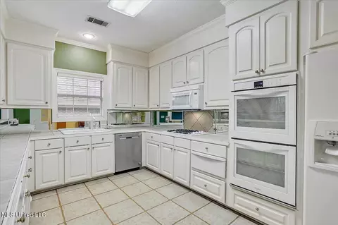 540 Spring Lake Dr, Pearl, MS 39208