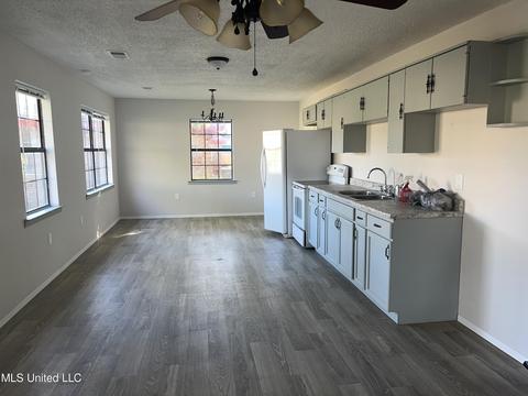 4019 Doris St, Moss Point, MS 39563 photo 2