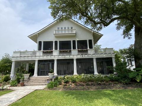 513 E Scenic Dr, Pass Christian, MS 39571