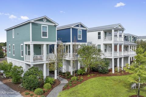215 E Second St #10, Pass Christian, MS 39571