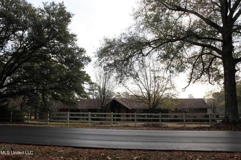 1098 Curtis Rd, Utica, MS 39175