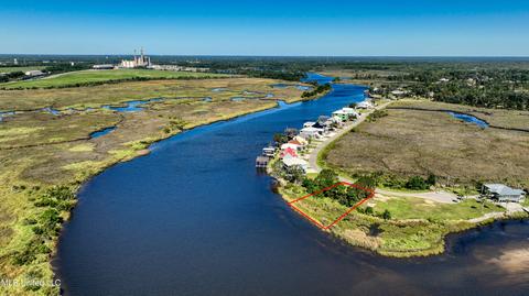 10093 S River Dr, Biloxi, MS 39532