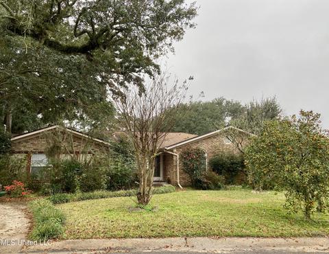 5325 Lakeview Dr, Moss Point, MS 39563