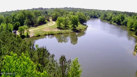 3199 Sardis Lake Dr, Batesville, MS 38606
