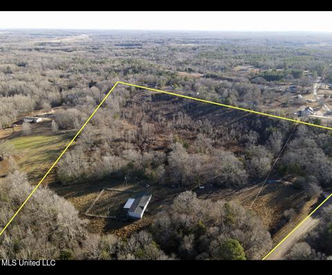 1136 Lewers Chapel Rd, Senatobia, MS 38668