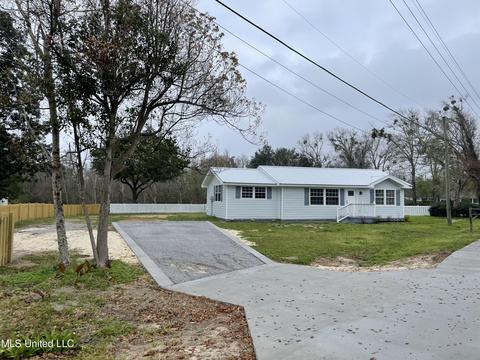 715 Old Spanish Trl, Bay Saint Louis, MS 39520
