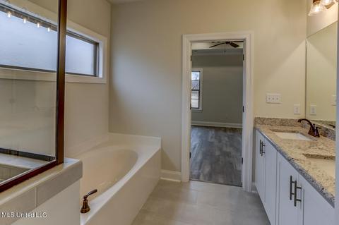 Bath - 8071 Briscoe Dr, Olive Branch, MS 38654 photo 3 of 5