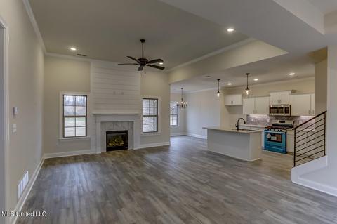Living - 8071 Briscoe Dr, Olive Branch, MS 38654 photo 1 of 2