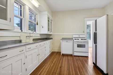 Kitchen - 116 Benachi Ave, Biloxi, MS 39530 photo 1 of 4
