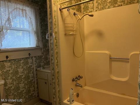 724 W Border Ave, Wiggins, MS 39577 photo 2