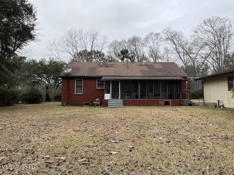724 W Border Ave, Wiggins, MS 39577 photo 1