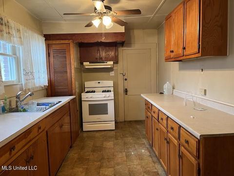 724 W Border Ave, Wiggins, MS 39577 photo 6
